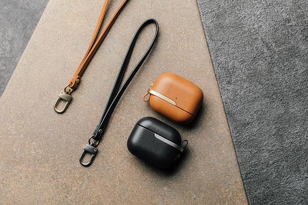 Moshi Pebbo Luxe - AirPods 3 case with detachable wrist strap (Charcoal Black)