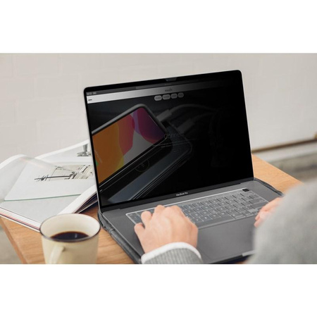 Moshi Umbra - Film de protection d'écran MacBook Pro 16" avec filtre de confidentialité (cadre noir)