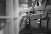 Moshi Pebbo – Etui AirPods 3 z odpinanym paskiem na rękę (Shadow Black)