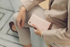 Moshi Overture - iPhone 12 / iPhone 12 Pro Flip Case + Brieftasche und Ständer (SnapTo System) (Luna Pink)