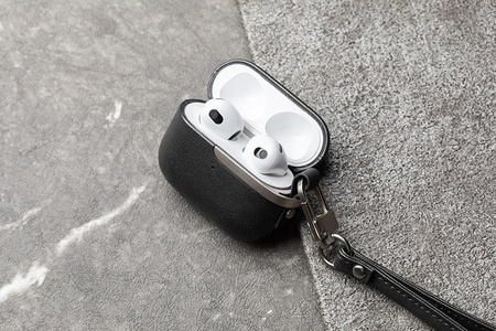Moshi Pebbo Luxe - pouzdro na AirPods 3 s odnímatelným řemínkem na zápěstí (Charcoal Black)