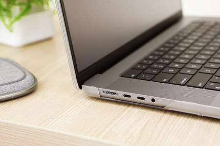 Moshi iGlaze keményhéj tok - MacBook Pro 16" (M4/M3/M2/M1/2024-2021) (Stealth Clear)