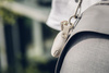 Moshi Pebbo – Etui AirPods 3 z odpinanym paskiem na rękę (Savanna Beige)