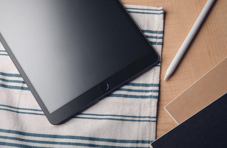 Moshi iVisor AG - Ochranná antireflexní fólie pro iPad 10,2" (2021 / 2020 / 2019) / Air & Pro 10,5" (černý rámeček)