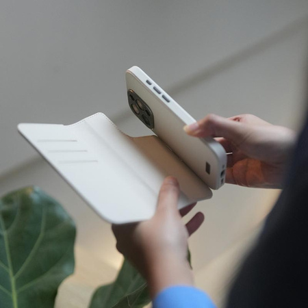 Moshi Overture MagSafe - kožené pouzdro 3 v 1 s flipovým krytem pro iPhone 15 (Eggnog White)