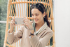 Moshi Altra - Pouzdro s odnímatelnou šňůrkou na iPhone 12 / iPhone 12 Pro (systém SnapTo) (Sahara Beige)