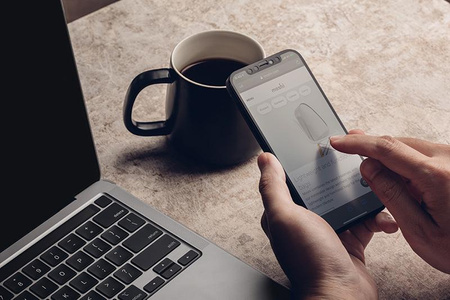 Moshi iVisor AG - Matte Displayschutzfolie für iPhone 12 / iPhone 12 Pro (schwarzer Rahmen)
