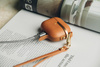 Moshi Pebbo Luxe - Étui AirPods 3 avec dragonne amovible (marron caramel)