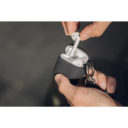 Moshi Pebbo - Pouzdro na AirPods s odnímatelným řemínkem na zápěstí (Shadow Black)