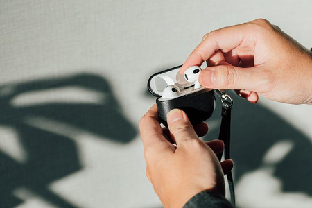 Moshi Pebbo Luxe - AirPods 3 tok levehető csuklópánttal (szénfekete)