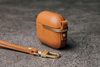 Moshi Pebbo Luxe - Étui AirPods 3 avec dragonne amovible (marron caramel)