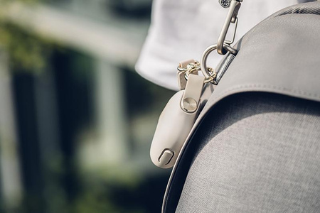 Moshi Pebbo – Etui AirPods 3 z odpinanym paskiem na rękę (Savanna Beige)