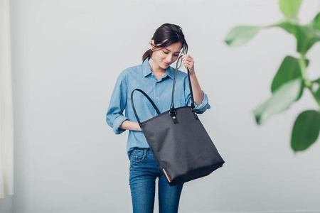 Moshi Aria - Women's bag with 13" laptop sleeve (Slate Black)